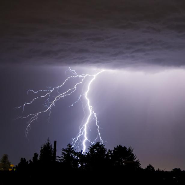 Blitze am Nachthimmel.