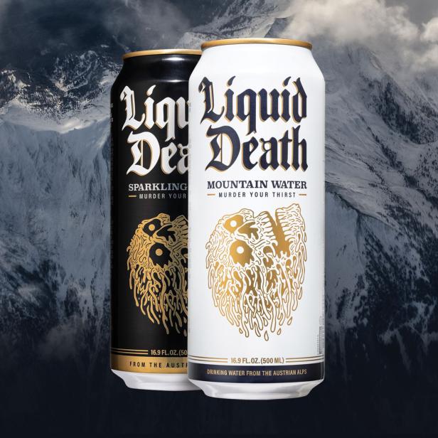 Zwei Dosen Liquid Death-Wasser vor einem verschneiten Bergpanorama.