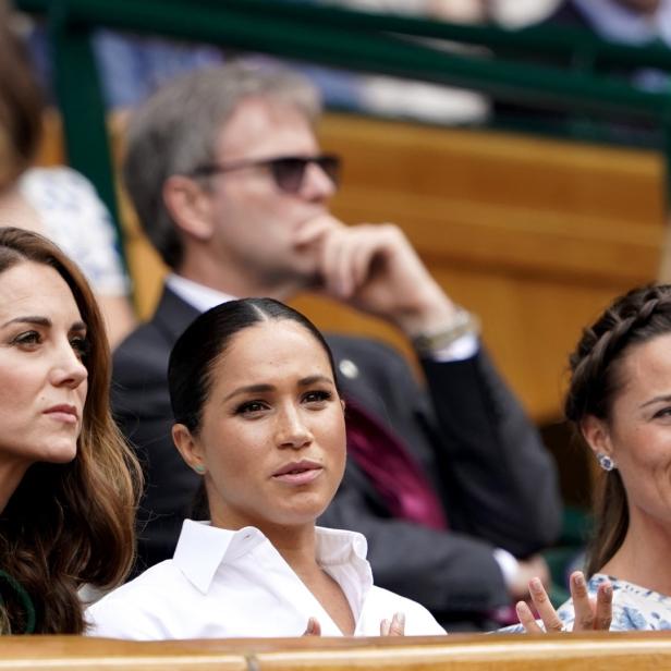 Prinzessin Kate, Herzogin Meghan und Pippa Matthews sitzen auf der Tribüne.