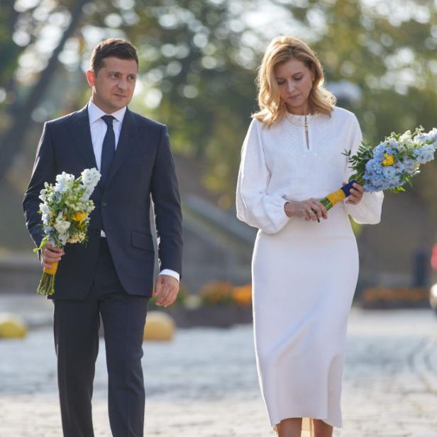 Wolodymyr Selenskyj und Olena Selenska mit Blumensträußen bei einer Veranstaltung.