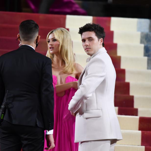 Brooklyn Peltz Beckham und Nicola Peltz auf einer Treppe.