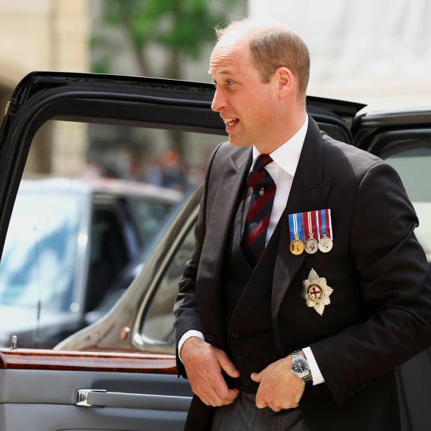 Prinz William steigt aus einem Auto.
