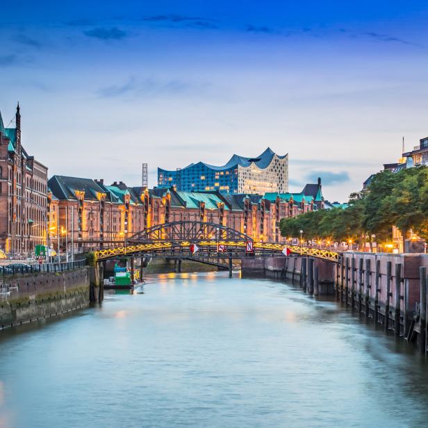 Die Speicherstadt und die Elbphilharmonie in Hamburg bei Dämmerung.