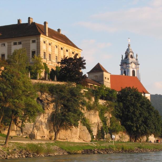 Stift Dürnstein und die Stiftskirche auf einem Felsen über der Donau.