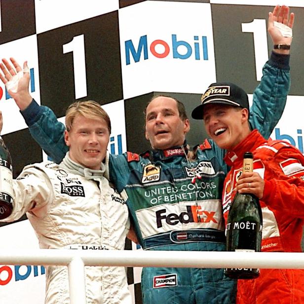 Der letzte Sieg: Gerhard Berger (Mitte) mit Mika Häkkinen und Michael Schumacher.