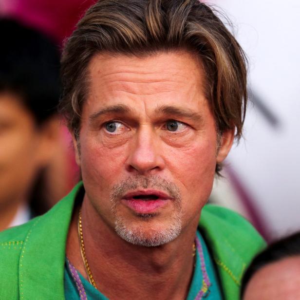 Porträt von Brad Pitt in einem grünen Jackett.