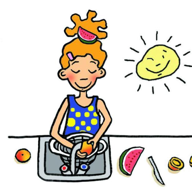 Ein Mädchen mit einer Melone im Haar wäscht Obst in der Küche.