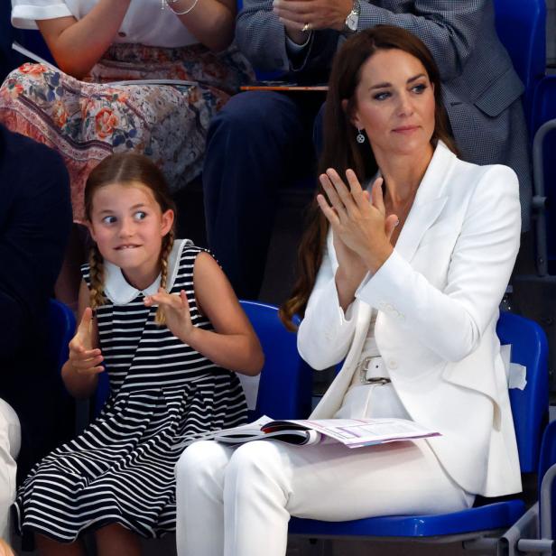 Prinzessin Charlotte und Catherine, Prinzessin von Wales, applaudieren nebeneinander.