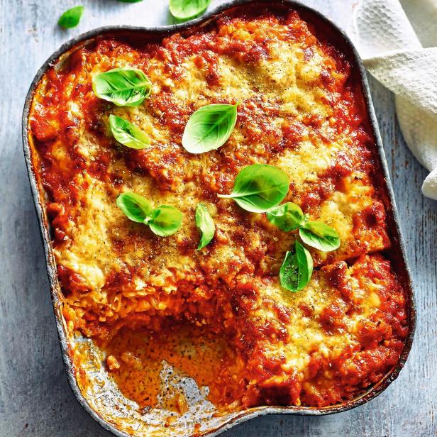 Eine Auflaufform mit Lasagne, garniert mit frischem Basilikum.