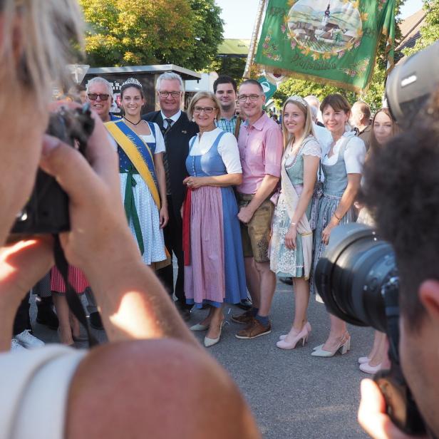Eine Gruppe von Menschen in Tracht posiert für ein Foto.