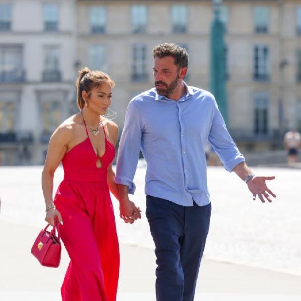 Jennifer Lopez und Ben Affleck spazieren händchenhaltend durch Paris.