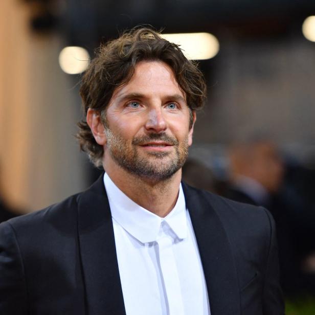 Porträt von Bradley Cooper in einem schwarzen Anzug und weißem Hemd.