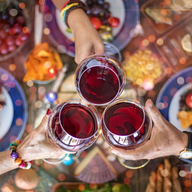 Familienessen für eine Feier mit Rotwein und Anstoßen.