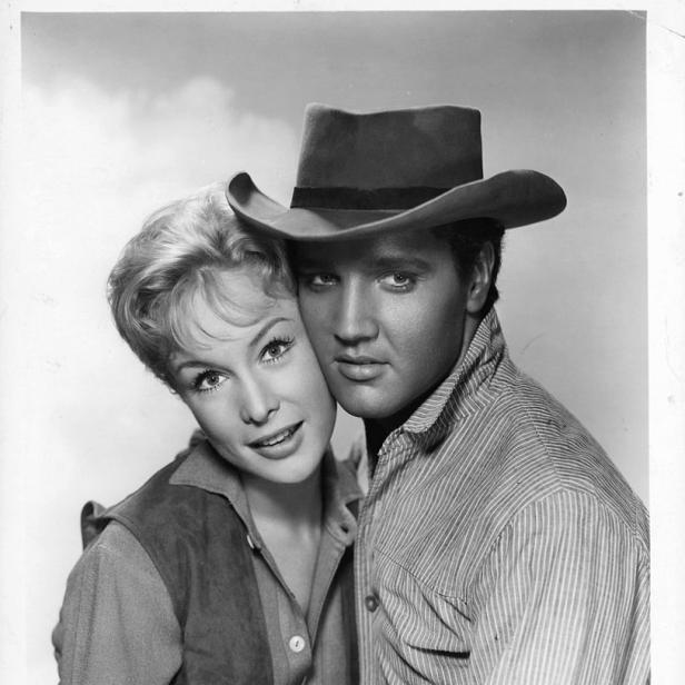 Elvis Presley mit einer Schauspielerin in einem Western-ähnlichen Porträt.