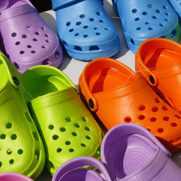 Mehrfarbige Clogs aus Kunststoff liegen nebeneinander.