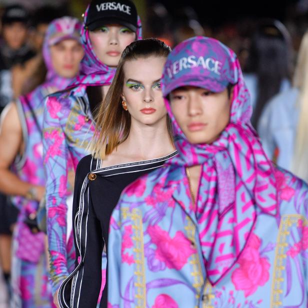 Models präsentieren Mode von Versace auf dem Laufsteg.