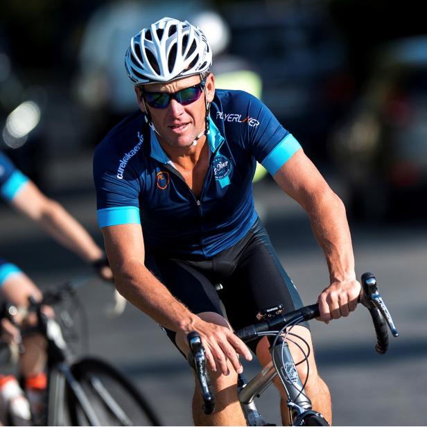 Der Radfahrer Lance Armstrong aus den USA fährt mit einem Team von Fahrern bei Geoff Thomas' Wohltätigkeitsveranstaltung „One Day Ahead“ während einer Etappe der 102. Tour de France.