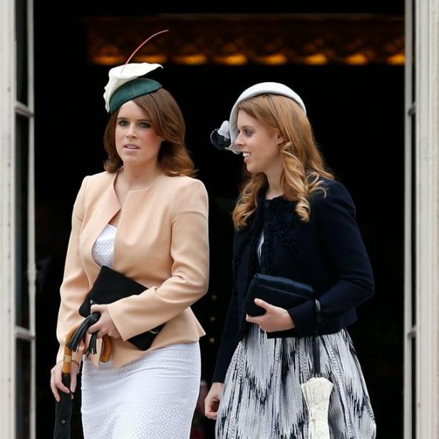 Prinzessin Eugenie und Prinzessin Beatrice verlassen eine Veranstaltung.