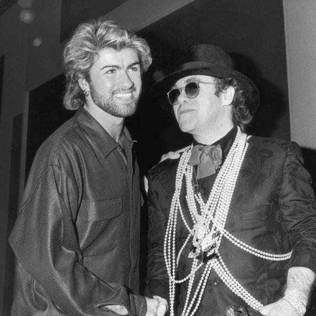 George Michael und Elton John posieren zusammen in einem Schwarzweißfoto.