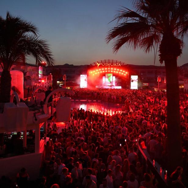 Eine große Menschenmenge versammelt sich vor einer Bühne im Ushuaïa Ibiza Beach Hotel.