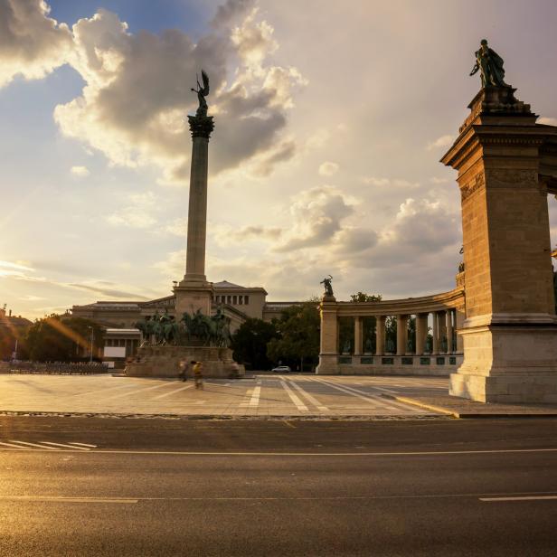 Der Heldenplatz in Budapest bei Sonnenaufgang.