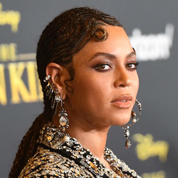Die Popstar Beyoncé posiert vor einem „The Lion King“-Poster.
