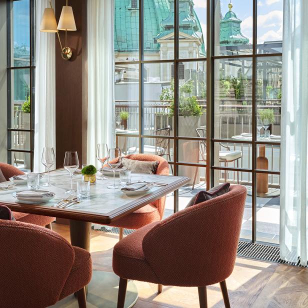 Ein gedeckter Tisch in einem Restaurant mit Blick auf eine grüne Kuppel.