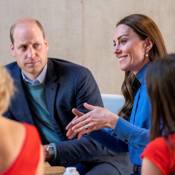 Prinz William und Prinzessin Kate im Gespräch mit zwei Frauen.
