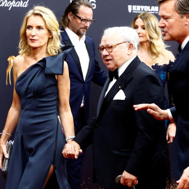 Hannelore Hoger wird von Dieter Hallervorden auf dem roten Teppich begleitet.