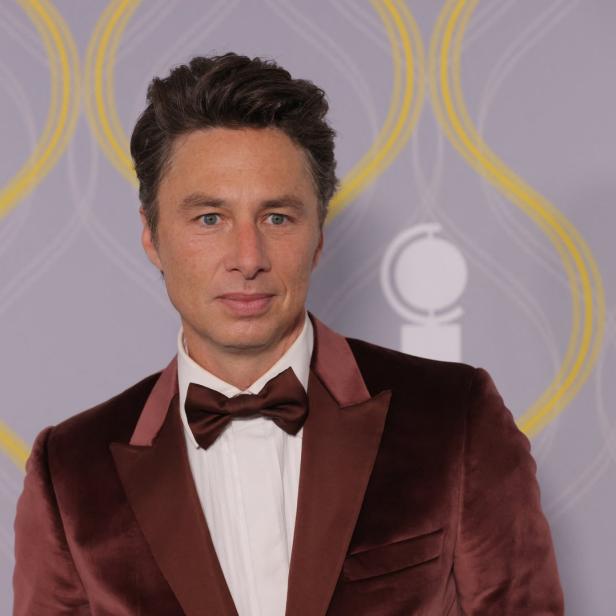Zach Braff trägt einen burgunderroten Samtanzug mit Fliege.