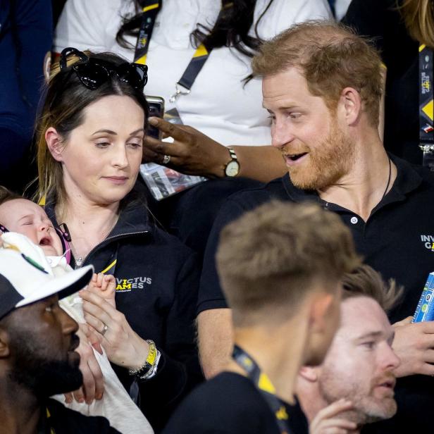 Prinz Harry und eine Frau mit einem weinenden Baby bei den Invictus Games.