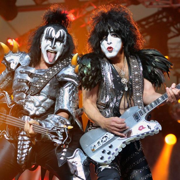 Die Band Kiss tritt in voller Bühnenmontur und Make-up auf.