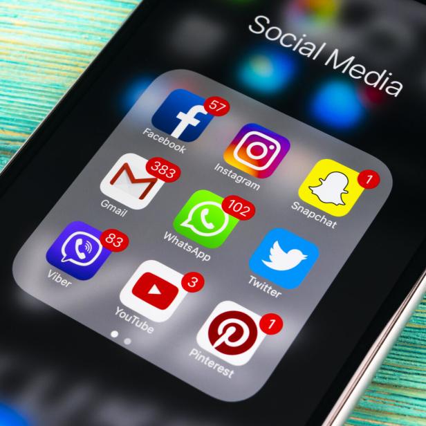 Ein Smartphone-Bildschirm zeigt einen Ordner mit Social-Media-Apps und Benachrichtigungen.