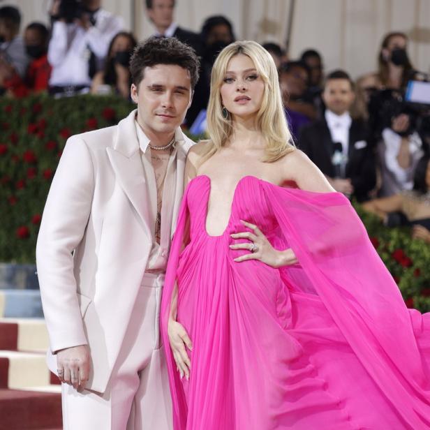 Brooklyn Beckham und Nicola Peltz posieren auf dem roten Teppich.