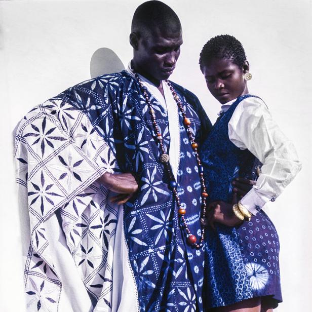 Zwei dunkelhäutige Models präsentieren Mode mit blau-weißen Batikmustern.
