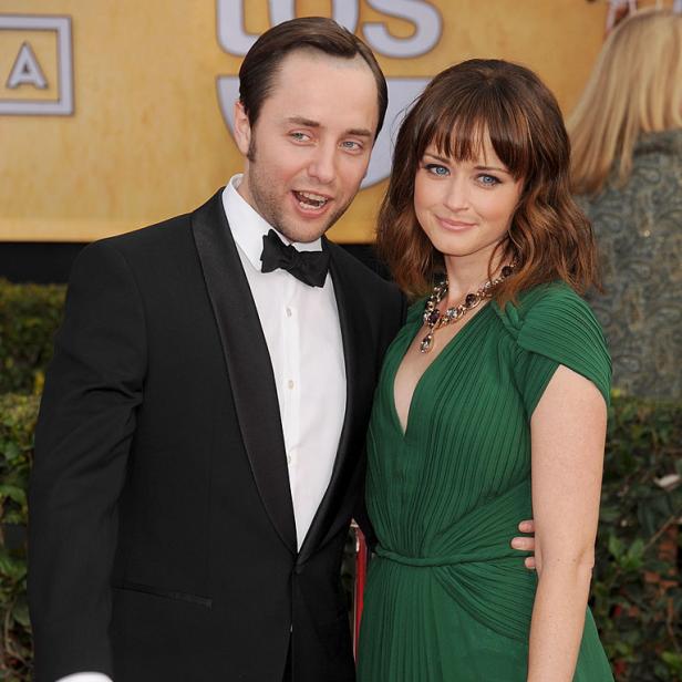 Alexis Bledel und ein Mann im Smoking posieren auf dem roten Teppich.