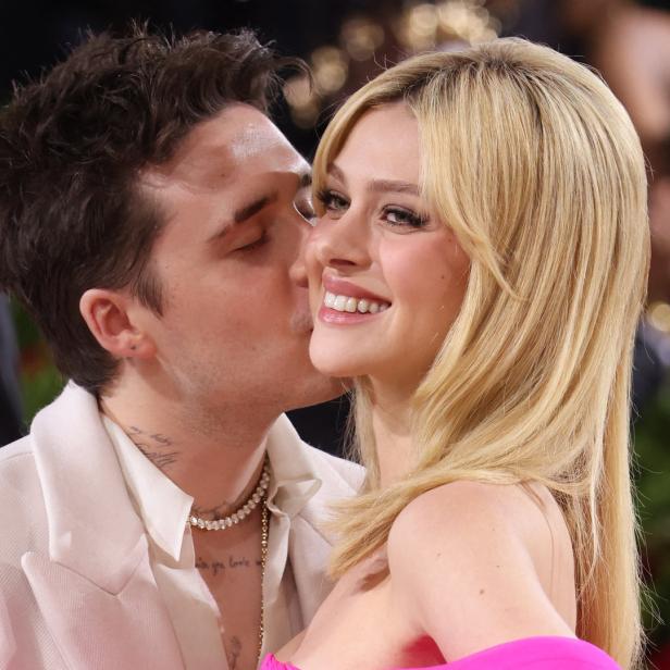 Brooklyn Beckham küsst Nicola Peltz auf die Wange.