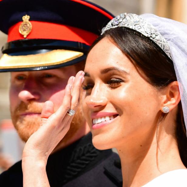 Meghan Markle mit Schleier und Tiara, zusammen mit Prinz Harry.