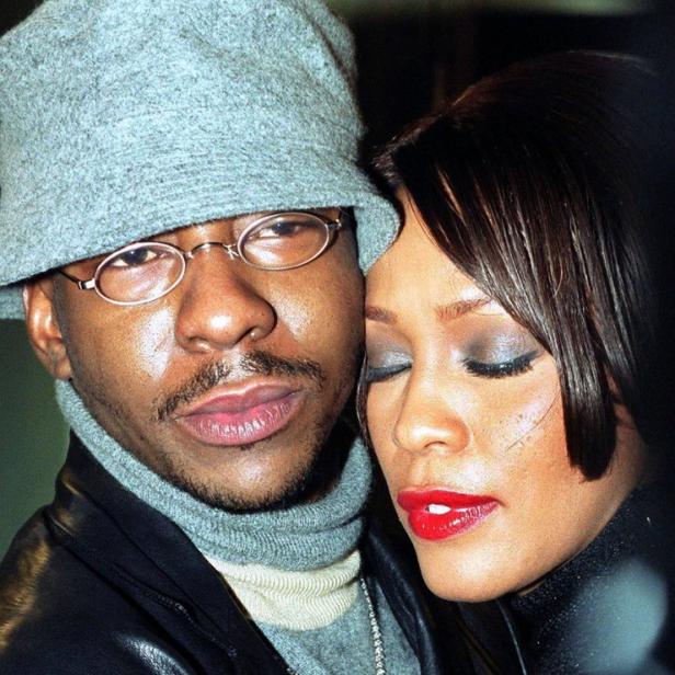 Bobby Brown und Whitney Houston posieren für ein Foto.