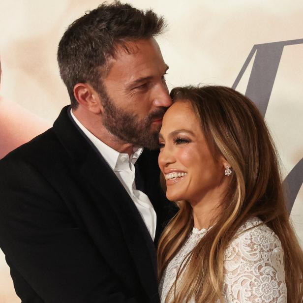 Ben Affleck küsst Jennifer Lopez auf die Stirn.