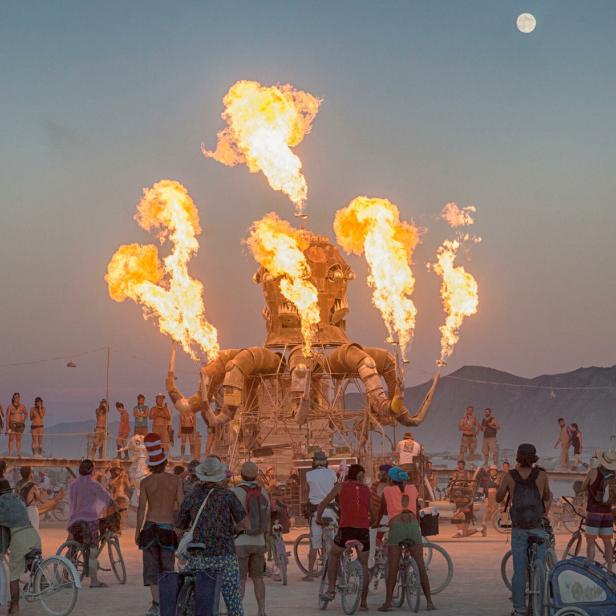 Eine riesige, oktopusartige Skulptur speit Flammen auf dem Burning Man Festival in Nevada.