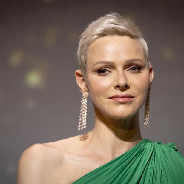 Fürstin Charlène von Monaco mit kurzem blonden Haar und grünem Kleid.