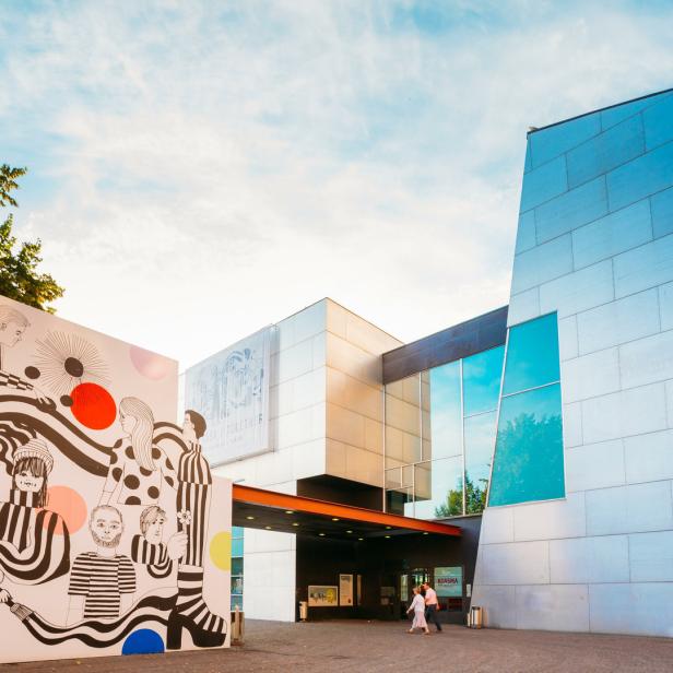 Das Kiasma Museum für zeitgenössische Kunst in Helsinki mit einer großen Kunstinstallation davor.