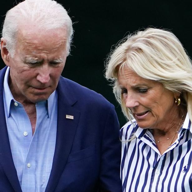 Joe Biden und Jill Biden schauen nach unten.