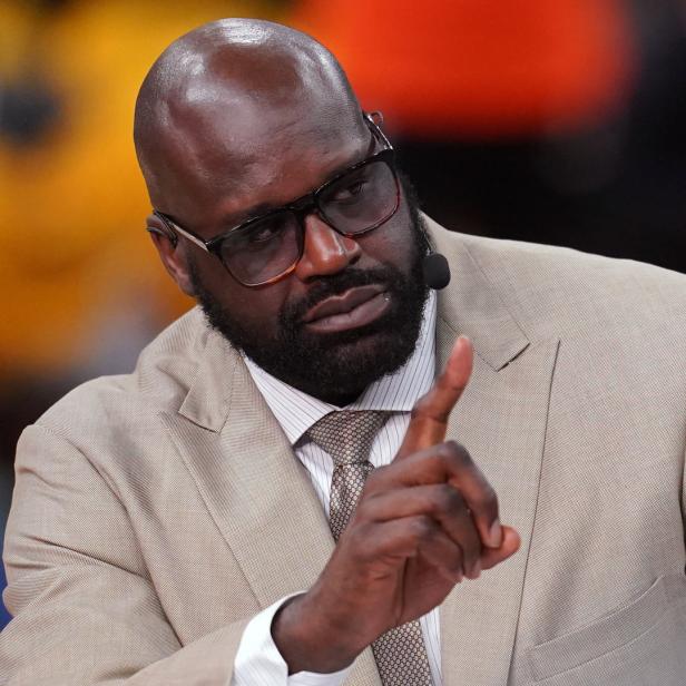 Shaquille O'Neal gestikuliert mit erhobenem Zeigefinger.