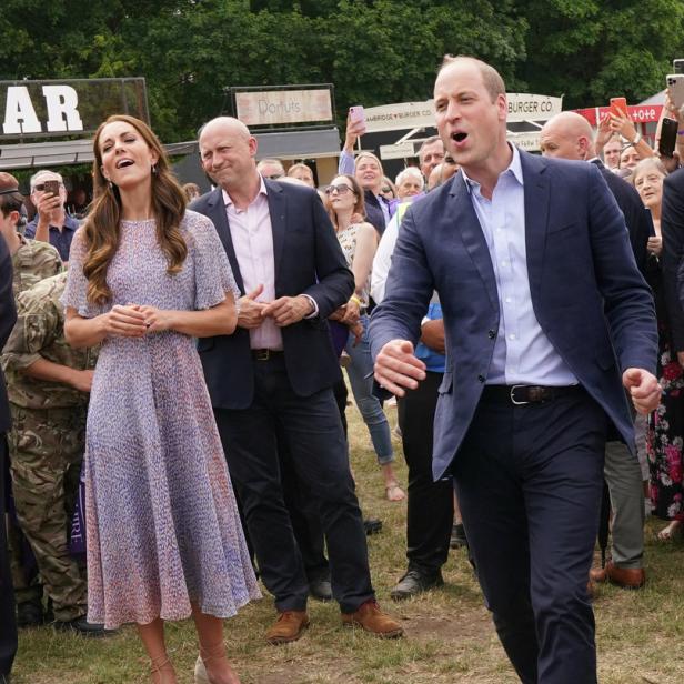 Prinz William und Prinzessin Kate bei einer Veranstaltung im Freien.