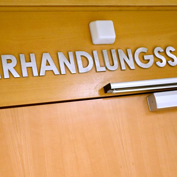 Die Tür zu einem Verhandlungssaal.