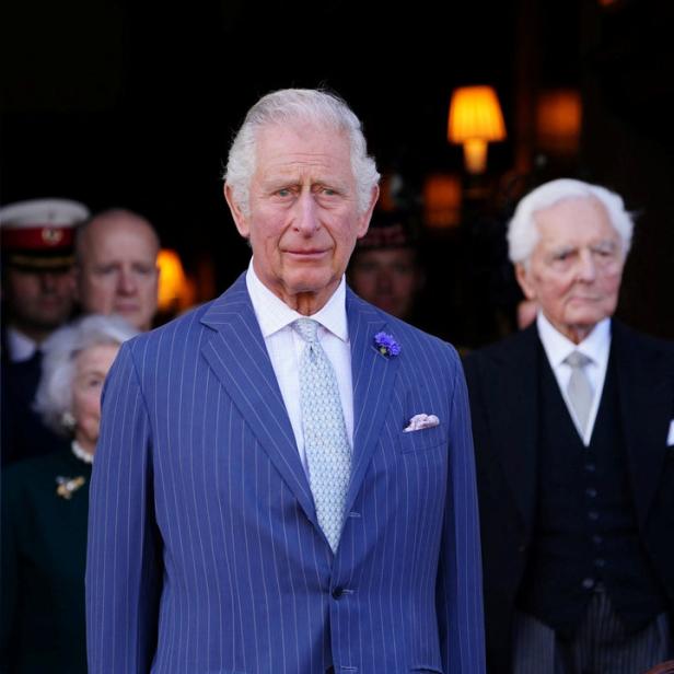 König Charles III. in einem blauen Anzug mit Nadelstreifen.