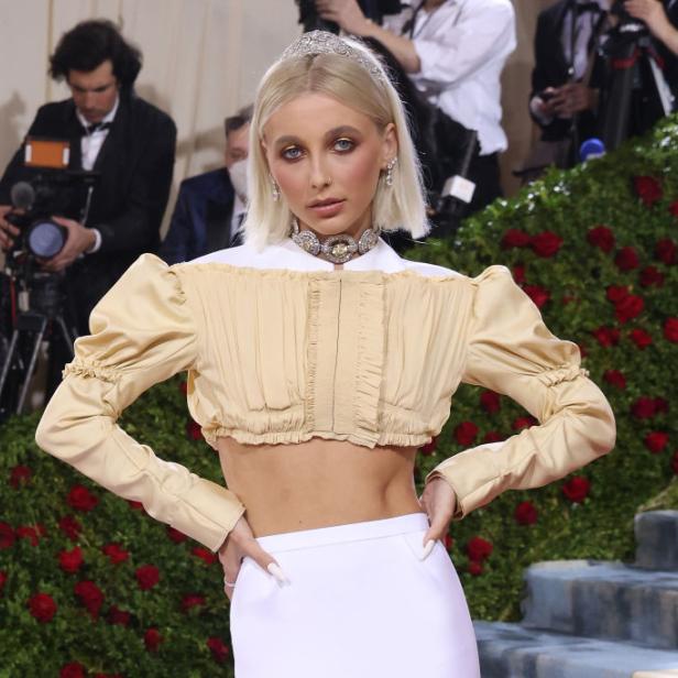 Emma Chamberlain posiert auf der Met Gala in einem zweiteiligen Ensemble.