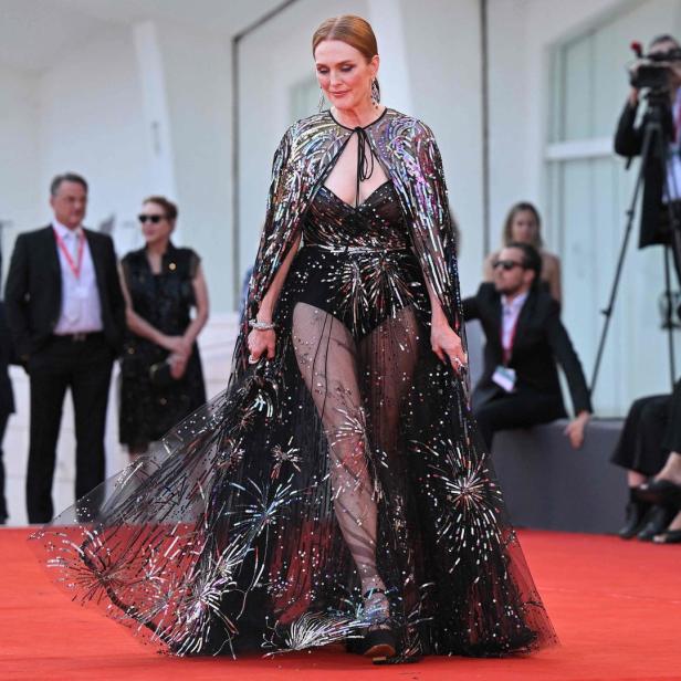 Julianne Moore auf dem roten Teppich in einem transparenten, paillettenbesetzten Kleid.